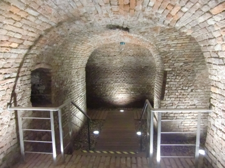 Rees : Am Bär, Koenraad Bosman Museum, die zugängliche unterirdische Kasematte ist ein 14 Meter langer und 2,60 Meter breiter Raum für leichtere Geschütze.